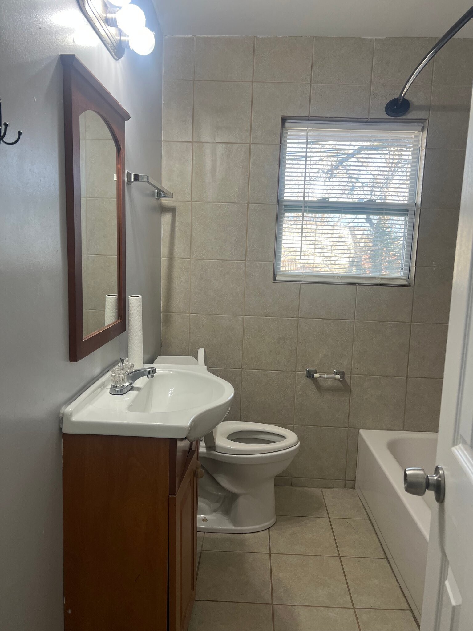 Building Photo - 305 W Oak St