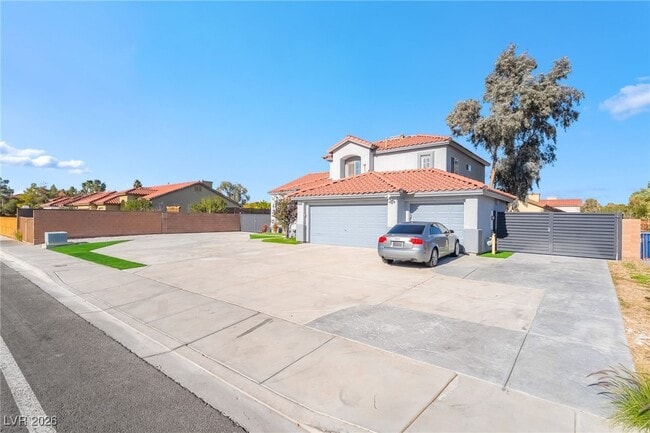 Building Photo - 2076 E Wigwam Ave