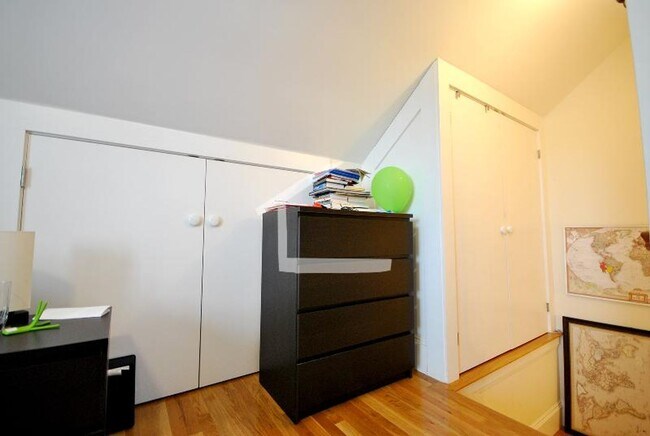 Building Photo - 10 Larose Pl