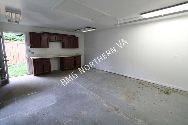 Building Photo - 11000 Park Rd