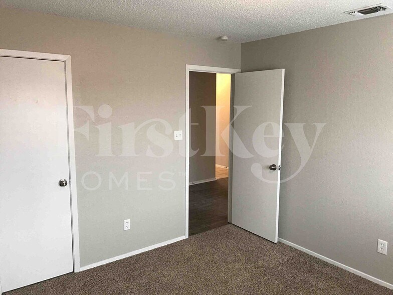 Building Photo - 2510 Bentley Dr