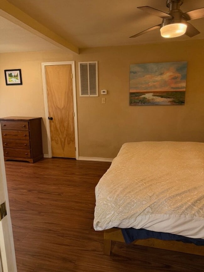 Building Photo - Charming Craftsman in Sunny Coquille! Mont...