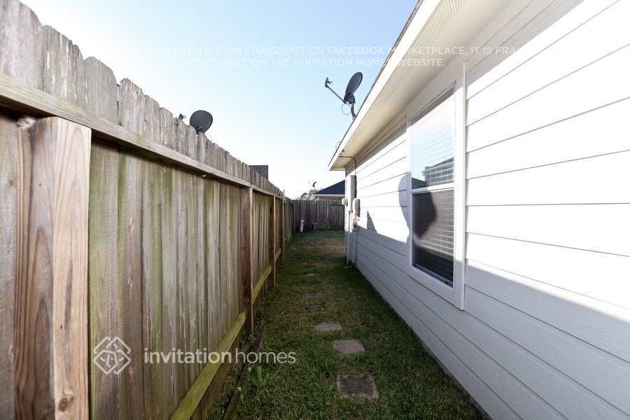 Building Photo - 8567 Chaletford Dr