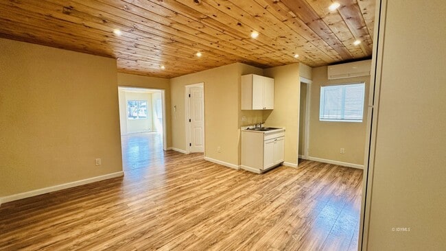 Building Photo - Walk to town 1 Bedroom Apartment