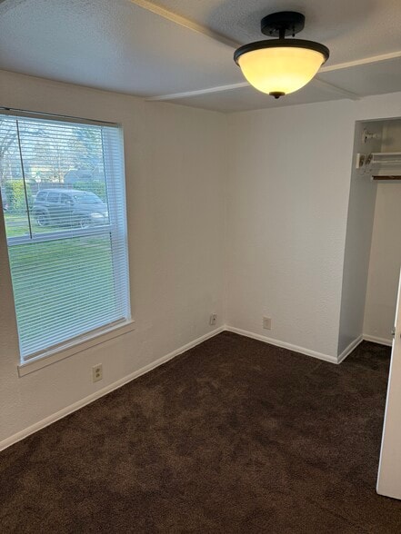 Building Photo - 8323 SE 62nd Ave