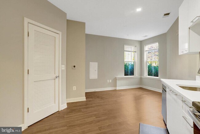 Building Photo - 989 S Buchanan St