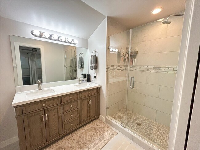 Building Photo - 9914 Larston St