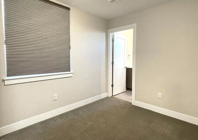 Building Photo - 2 Bedroom 2 Full Bathrooms and 2 Half Bath...