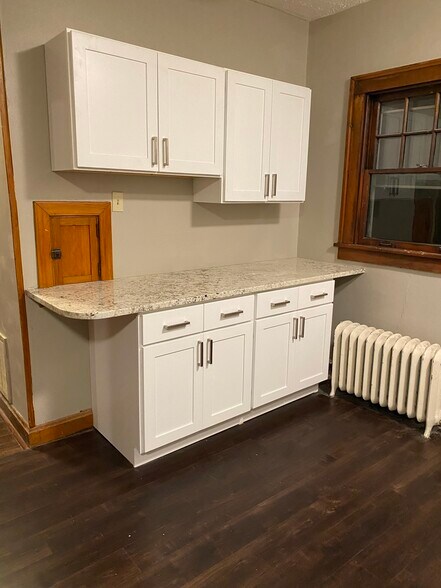 Kitchen - 302 E 7th St