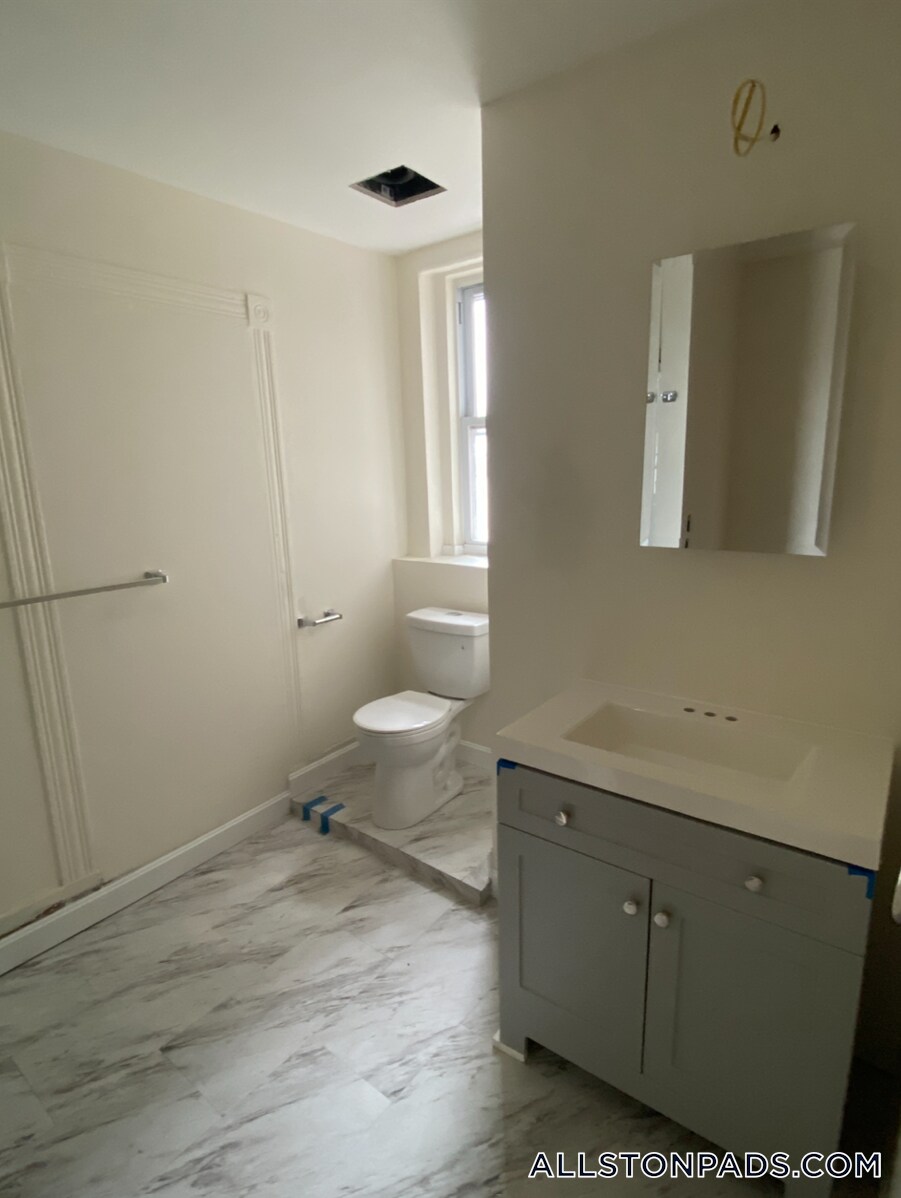 Building Photo - 10 Glenville Ave