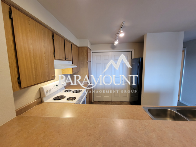 Building Photo - 2 Bedroom Condo !!!!!