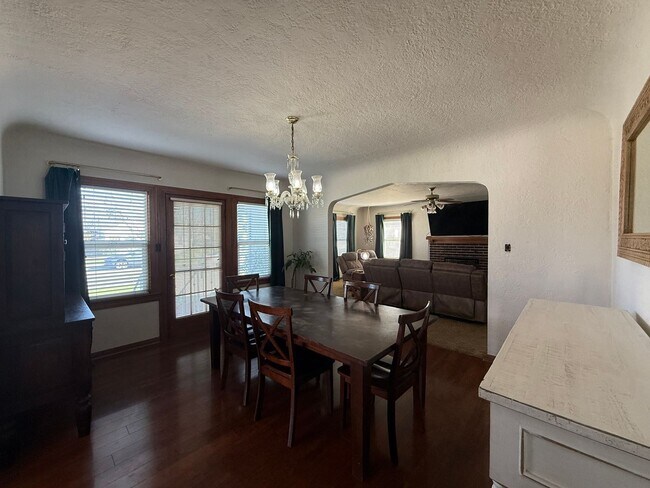 Building Photo - 3 Bedroom, 2 Bathroom charming Craftsman Style Home nestled in the heart of Tulare, CA