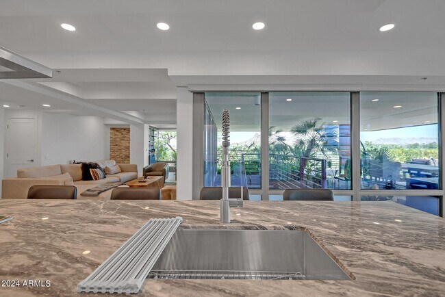 Building Photo - 7117 E Rancho Vista Dr
