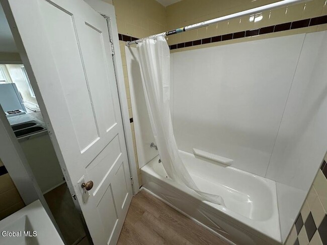 Building Photo - 16 Caroline St