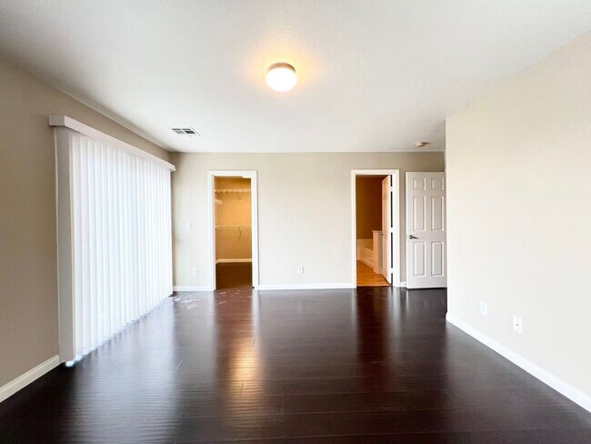 Building Photo - Nice 2 story house