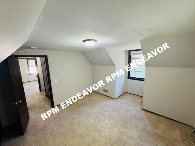 Building Photo - 4 Bed | 2 Bath | Pet Friendly | Spacious ,Fenced in Yard!