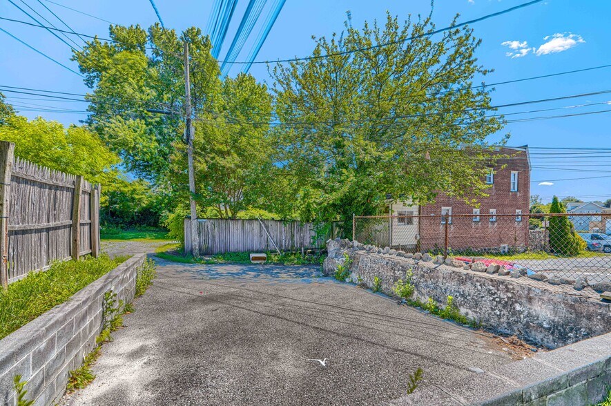 Building Photo - 4041 Wilkens Ave