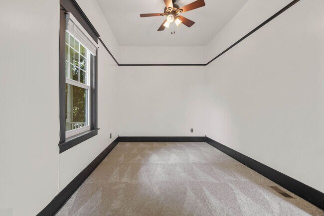 Building Photo - Bright 3 Bed | 2 Bath Home in Renton – 1,000 Sq Ft