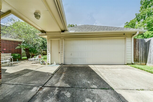 Building Photo - 1322 Blackthorne Dr