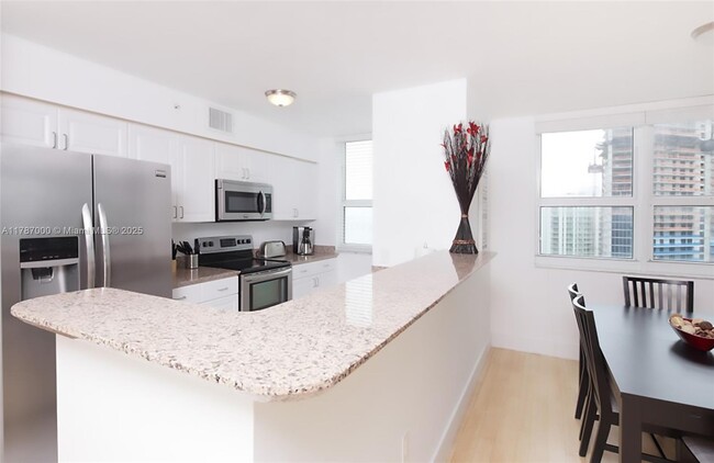 Building Photo - 1155 Brickell Bay Dr