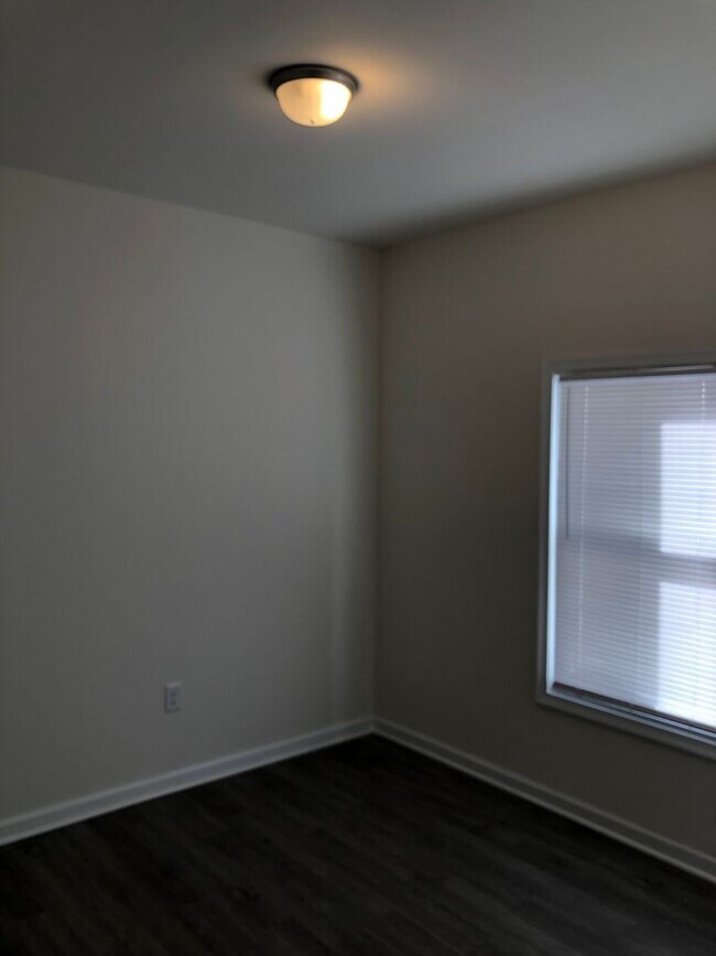 Building Photo - Renovated Duplex