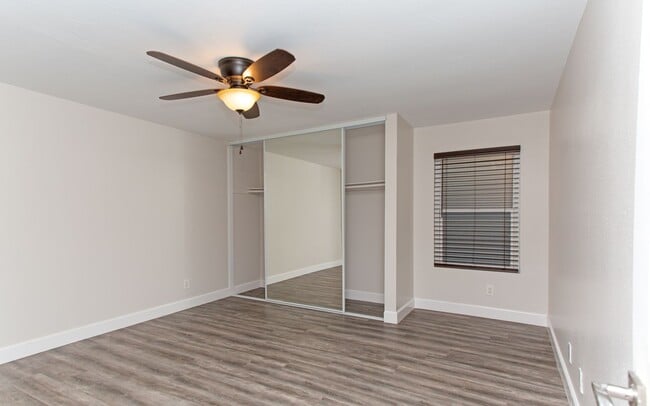 Building Photo - Downstairs End Unit 2 Bedroom Condo in Oceanside!