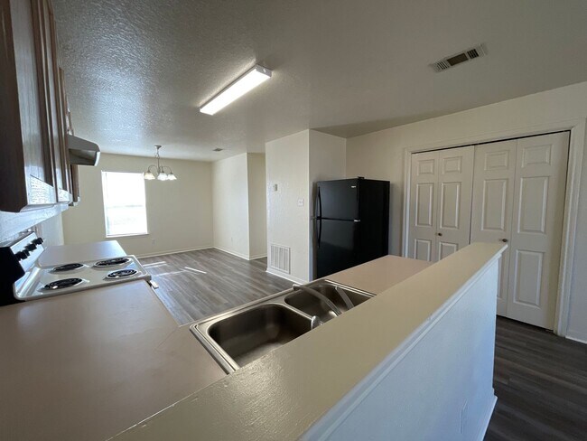 Building Photo - 1606 Dugger Cir