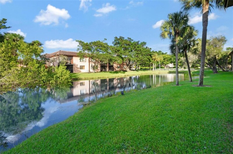 Building Photo - 305 Lakeview Dr