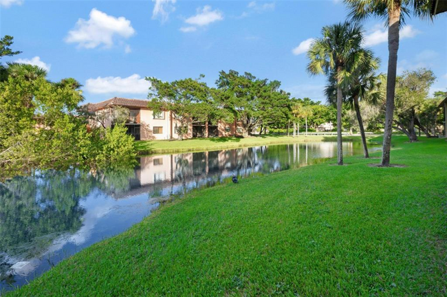 Building Photo - 305 Lakeview Dr