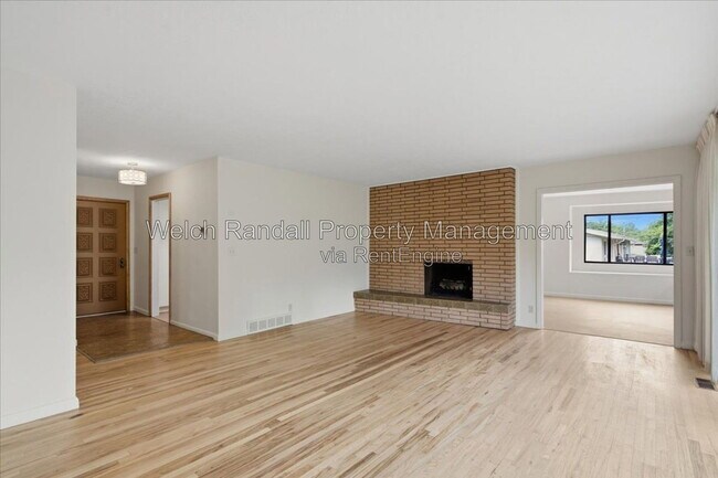 Building Photo - 5070 Doren Dr