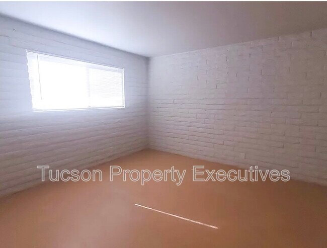 Building Photo - 319 E Blacklidge Dr