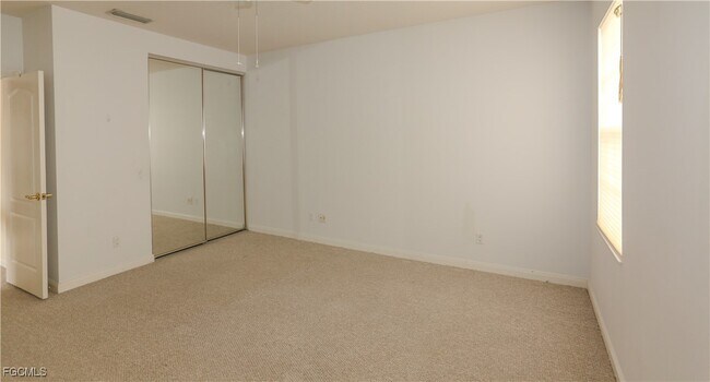 Building Photo - 5823 Cove Cir