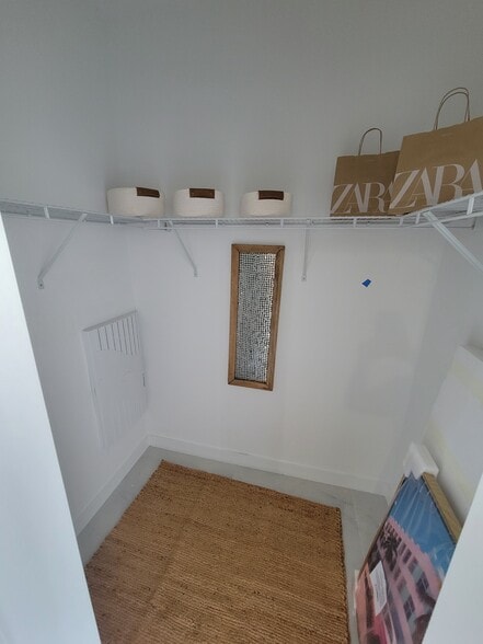 Building Photo - 935 SW 72nd Ave