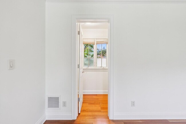 Building Photo - Beautiful, Old-World-style Home in the Heart of Central Menlo Park