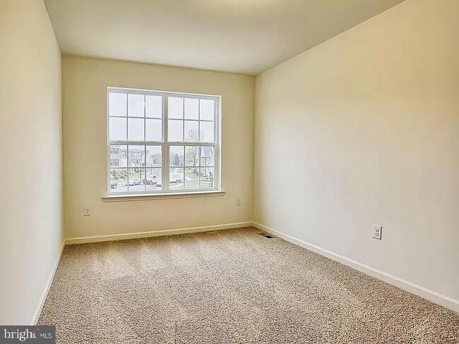 Building Photo - 4925 Laurel Dr