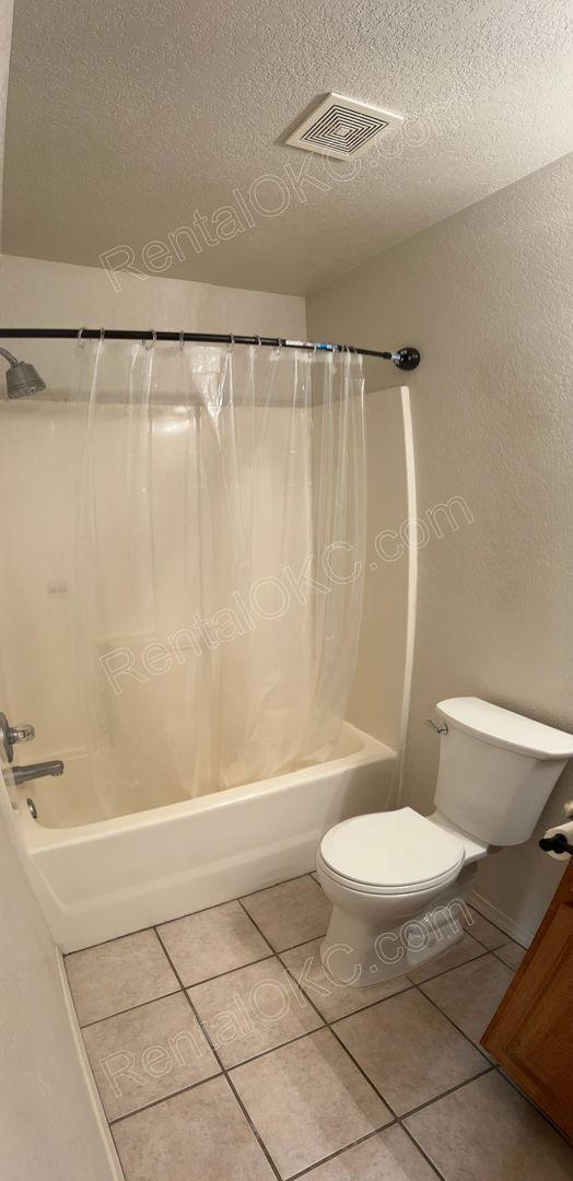 Building Photo - Charming 3 bed with spacious back yard.