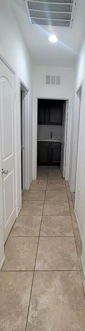 Building Photo - Hidden gem in prestigious community of Palm Desert - Convineant to access from everywhere.