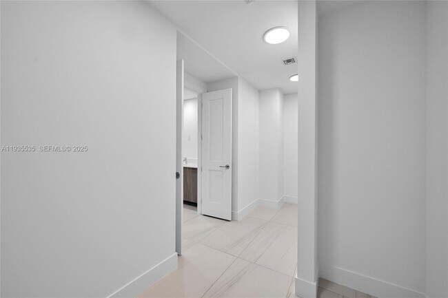 Building Photo - 151 N Seabreeze Blvd