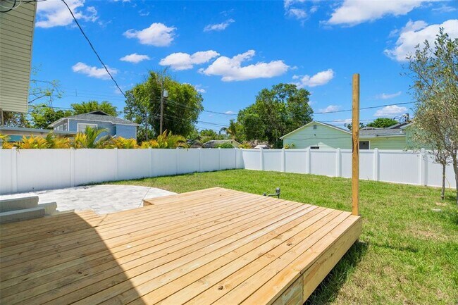 Building Photo - 422 24th St N