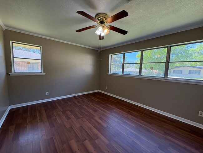 Building Photo - Gorgeous 4 bedroom/1 bath with Central Air and Heat!