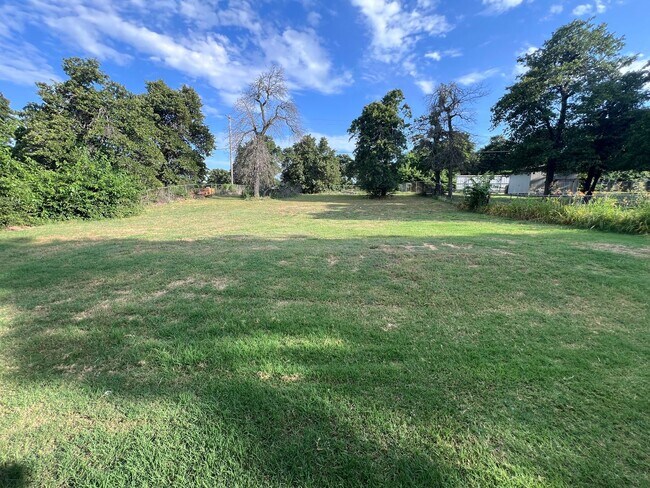 Building Photo - 14456 NE 4th St