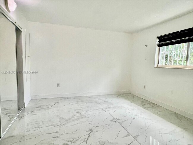 Building Photo - 321 NE 170th St