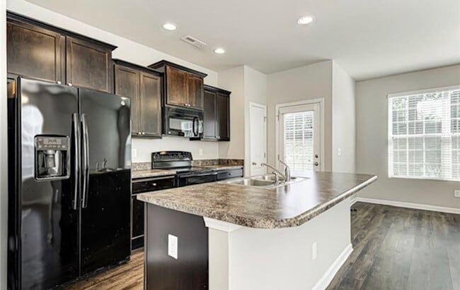 Building Photo - 3 Bedroom 2.5 Townhome available now