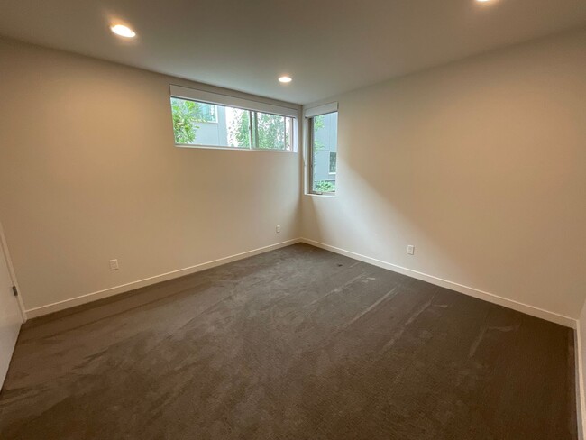 Building Photo - QUEEN ANNE 3 BED, 2 BATH TOWNHOME FOR RENT...