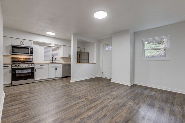 Building Photo - Available August 2026 - Fully Renovated 2 Bedroom in AMAZING Location!!