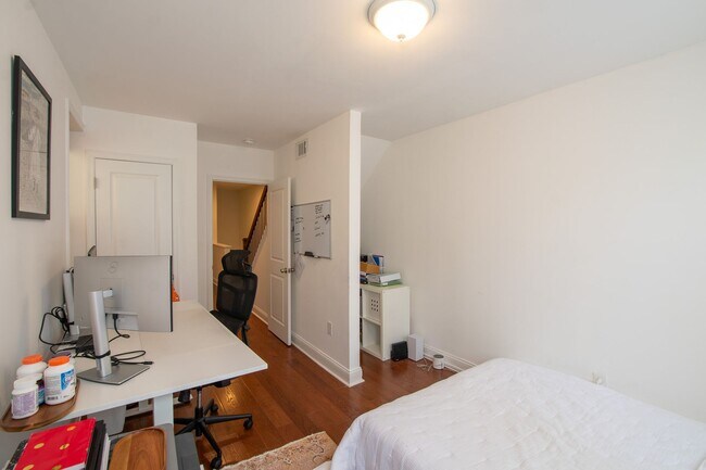 Building Photo - Beautiful Point Breeze Townhome