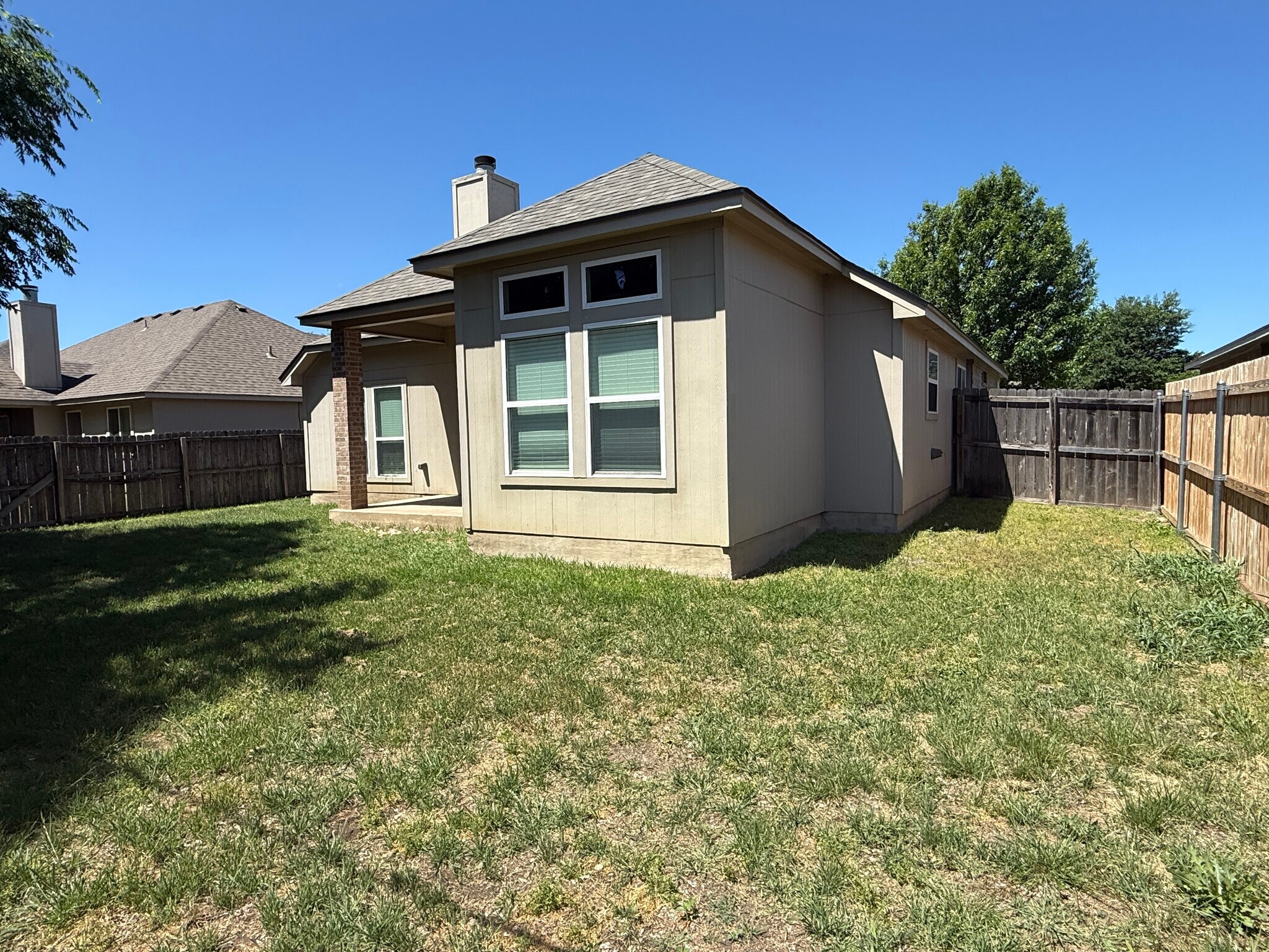 Building Photo - 1123 Neuberry Cliffe