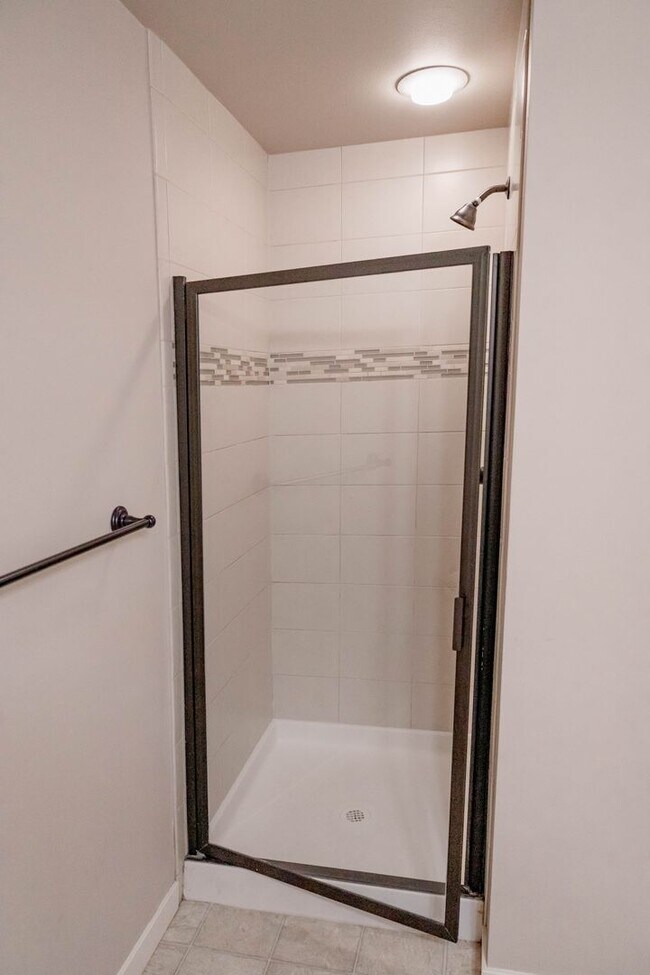 Building Photo - Beautiful townhouse 3 beds 2.5 baths and g...