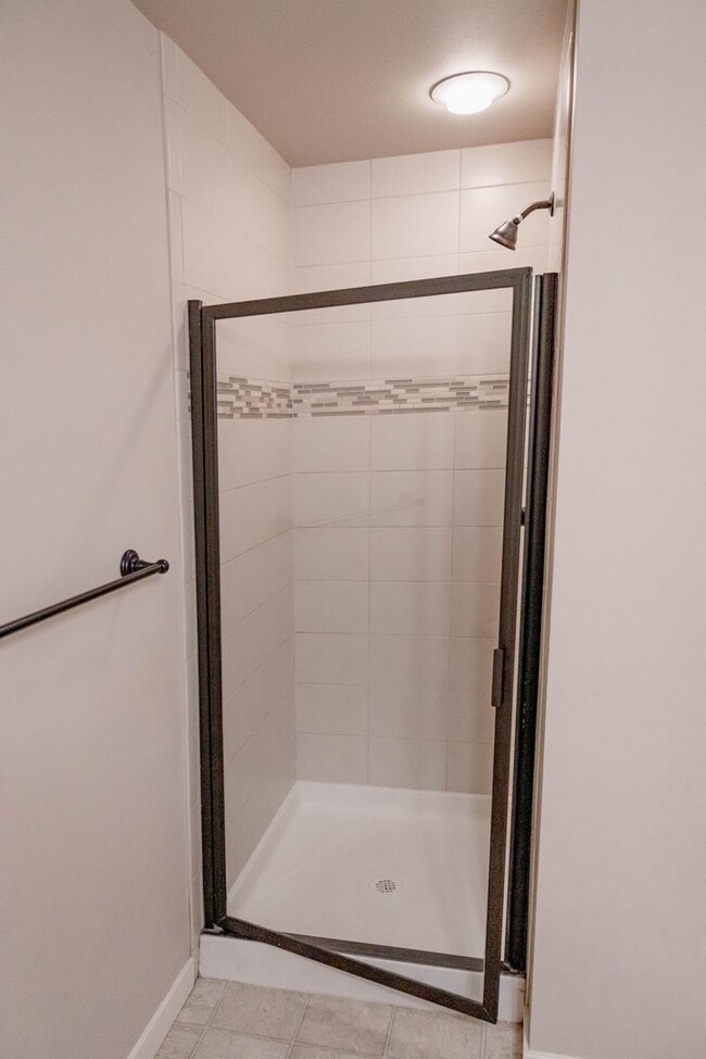 Building Photo - Townhouse Move-In Special – Half Month Free! Beautiful townhouse 3 beds 2.5 baths and garage.