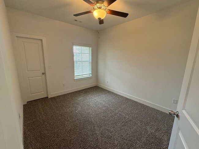 Building Photo - Beautiful Home on North Side of Town